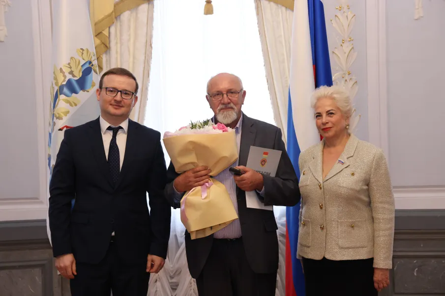 Владимир Дмитриевич Шмаков, ветеран труда , почетный житель Вознесенского района, был удостоен высокого звания «Заслуженный ветеран Нижегородской области».